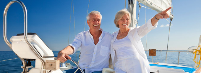 älteres Paar segelt mit Yacht